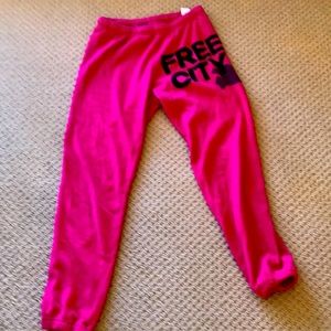 Cropped Fuchsia Free City sweat pants